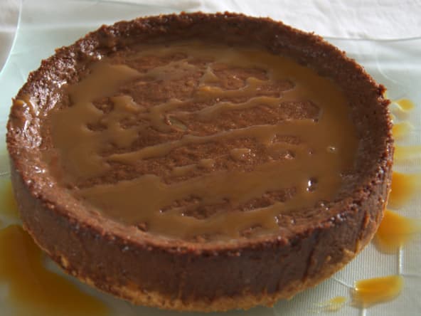 Le cheesecake au chocolat et son coulis de caramel salé
