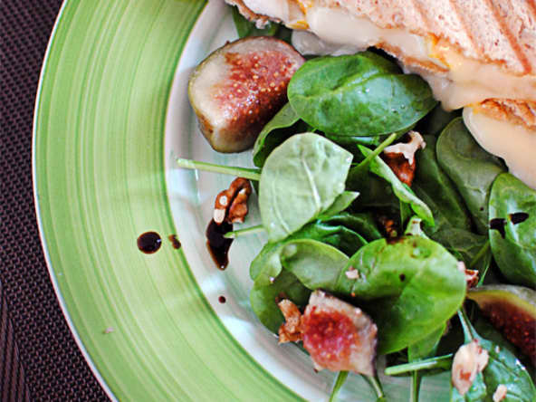 Sandwichs fromagers au reblochon et salade épinards figues et miel