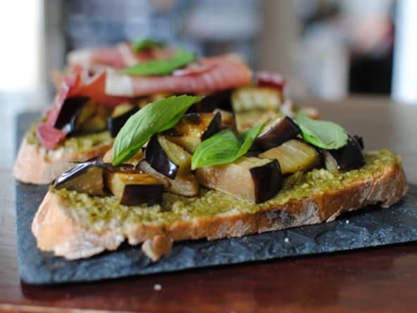 Tartine d'été : Aubergines grillées, jambon de Bayonne, Pesto