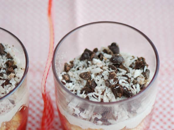 Verrines de rhubarbe, fraise et chantilly