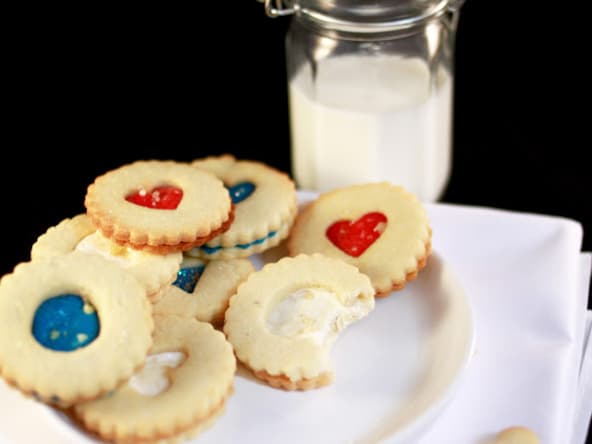 Biscuits sandwichs aux couleurs de la France en bleu, blanc, rouge, pour la fête nationale