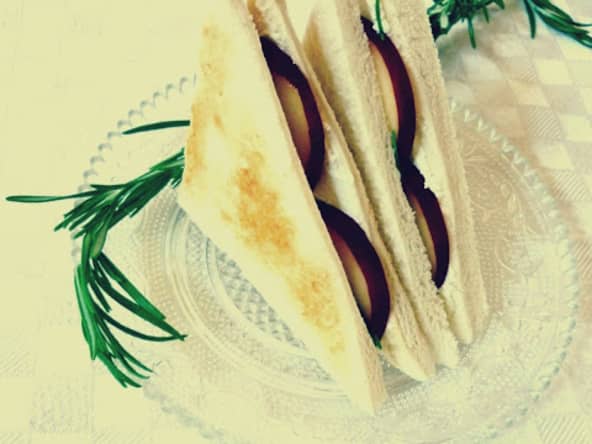 Sandwich chèvre, romarin et pêches