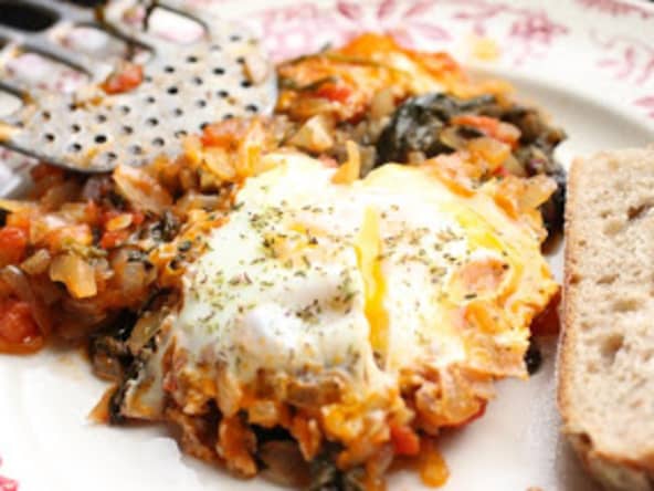 Oeufs sur lit de verdure à la grecque