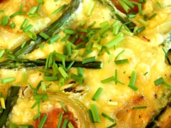 Frittata d'asperges bio et de tomates cerise au fromage frais