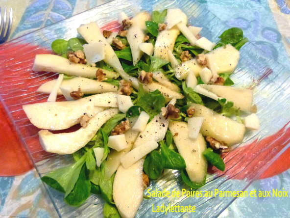 Salade de poires au fromage parmesan et aux noix