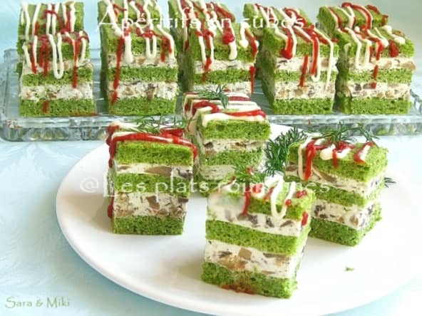 Apéritifs en cubes avec les épinards, le fromage et champignons