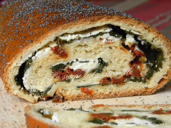 Brioche roulée à la féta, aux épinards et aux tomates séchées