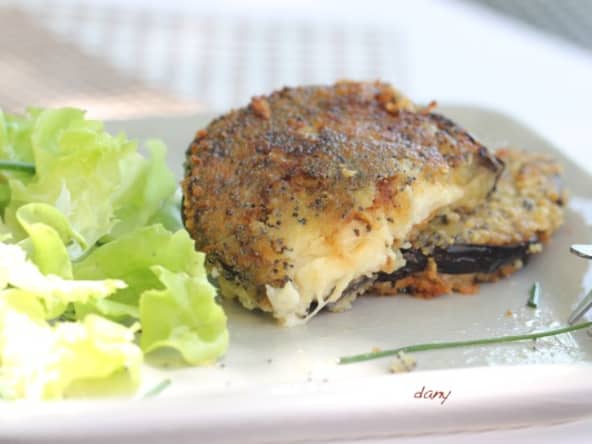 Sandwich d'aubergine et mozzarella en chapelure de pavot