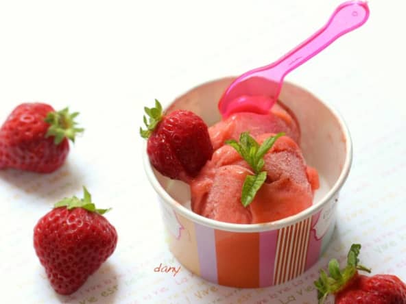 Glace à la fraise, à la menthe et aux petits suisses