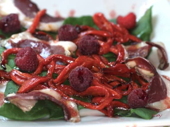 SALADE DE POIVRONS AUX FRAMBOISES, TéTRAGONE ET MAGRETS FUMéS