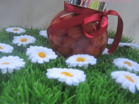 Bocaux de cerises au vin