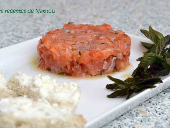 Tartare de saumon à la menthe chocolat et huile citronnée, toasts chèvre au miel