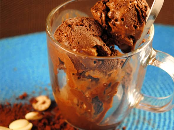 Glace au chocolat avec pépites de chocolat blanc