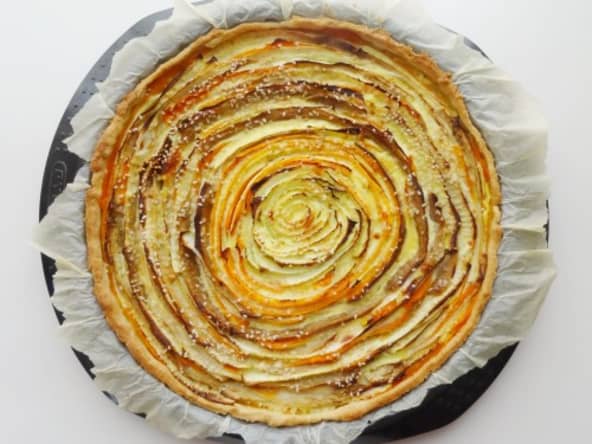 Tarte spirale aux légumes, curry, sésame et parmesan