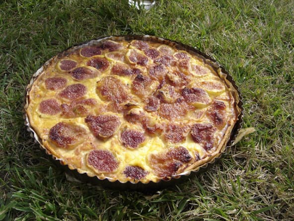 Tarte aux figues du jardin aromatisées au miel et au rhum