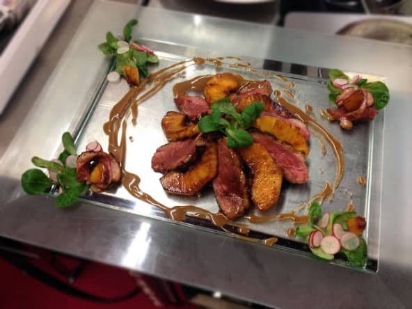 Rosace de magret de canard et ananas sur son feuilleté à l'écrasée de carottes au basilic