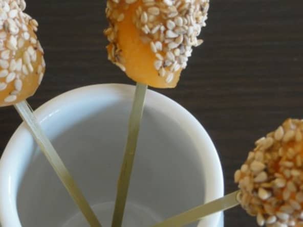Sucettes de melon au caramel