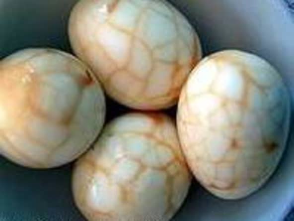 Oeufs durs marbrés et colorés au thé et au soja