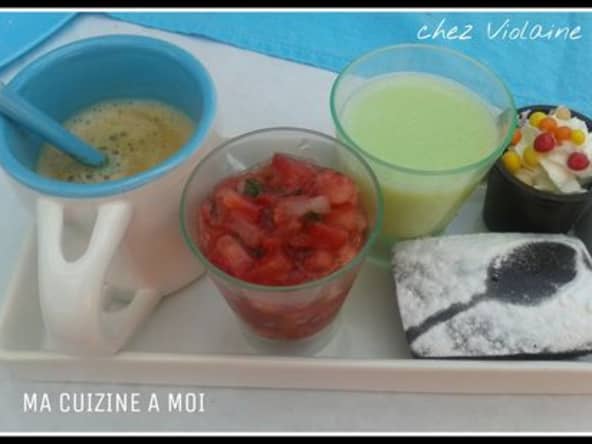 Café gourmand, verrine aux fraises, verrine crème de pistache et moelleux au chocolat