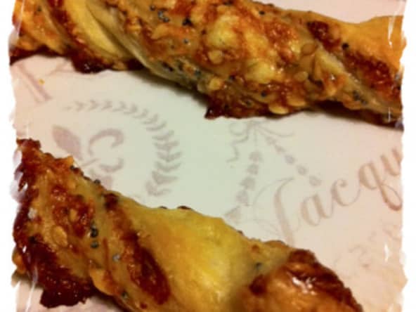 Torsades feuilletées aux fromages, graines de pavot et sésame