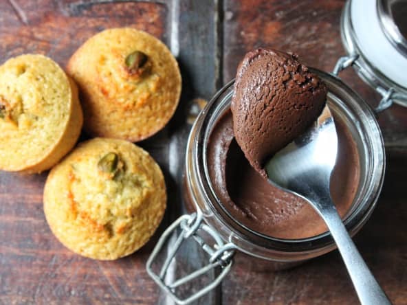 Crème au chocolat et petits gateaux à la pistache