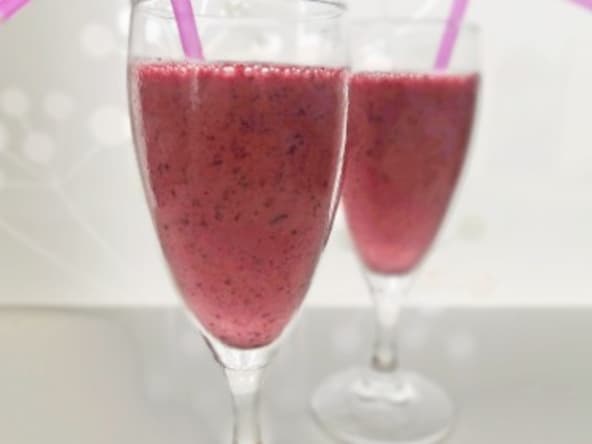 Smoothie framboises, myrtilles et lait d'amande