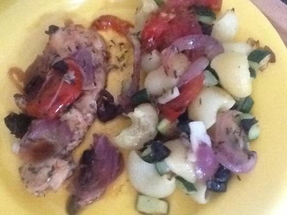 Filet de truite en papillote cuite au barbecue, pipe rigatte aux courgettes et oignons rouges