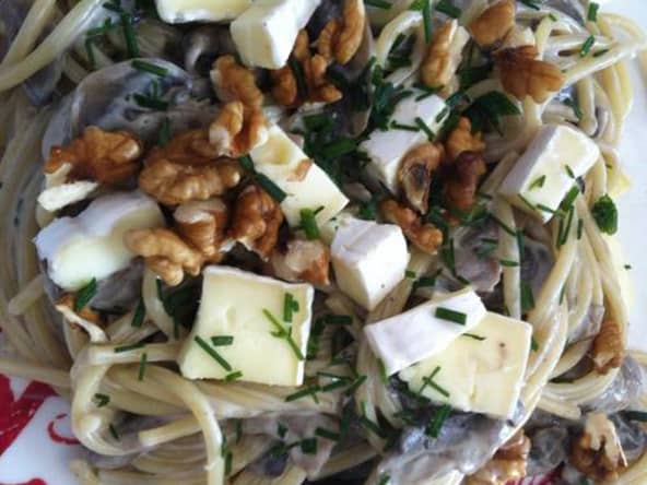 Spaghetti au brie et aux noix sauce champignon
