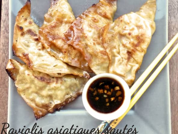Raviolis asiatiques sautés au porc