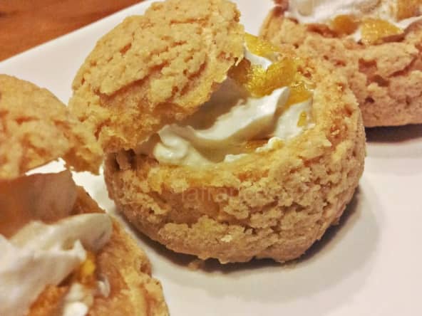 Choux craquelins garnis de chantilly à la mangue