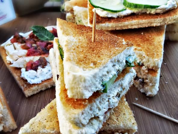 Club sandwich au poulet mariné, zaatar et mélasse de grenade