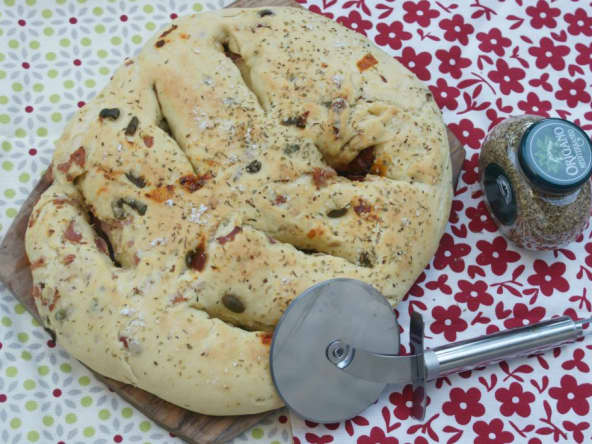 Pour l'apéritif : une fougasse provençale jambon, olives et tomates séchées