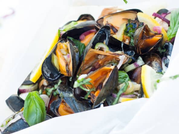 Moules de Vendée charnues et délicieuses en papillote au citron et basilic