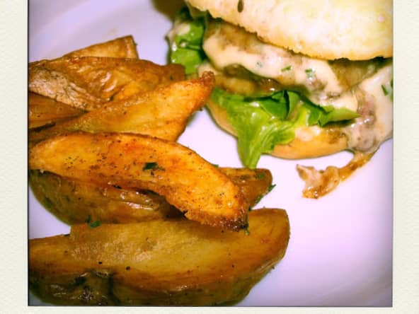 Hamburgers au boeuf, confit d'oignons et fromage Saint-Nectaire