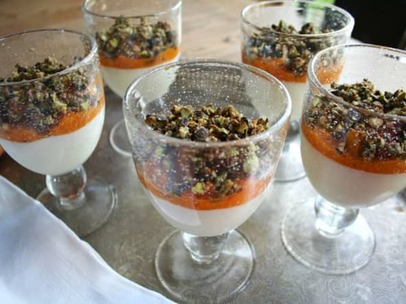 Panna cotta libanaise aux abricots épicés et aux pistaches caramélisées