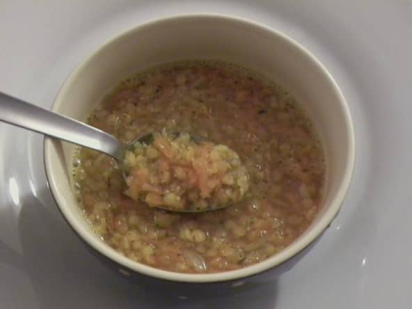 Soupe aux lentilles corail, carottes, oignons et épices douces