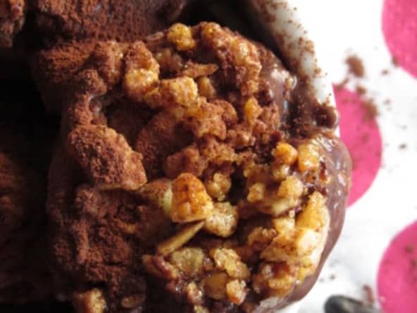 Glace au cacao, fève tonka et noix de macadamia caramélisées