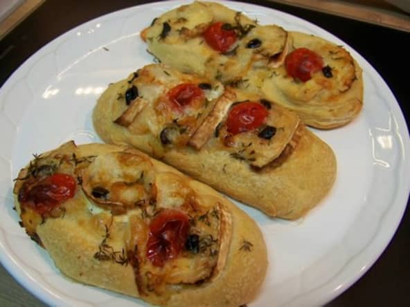 Focaccias au thym frais, chèvre et tomates cerises