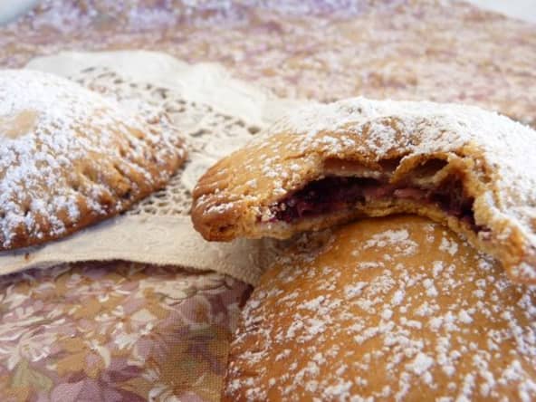 Hand pies ou mini tourtes anglaises aux figues, amandes et grenade