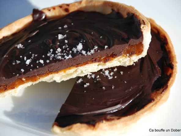 Tartelette made in Bretagne au chocolat, caramel au beurre salé et fleur de sel
