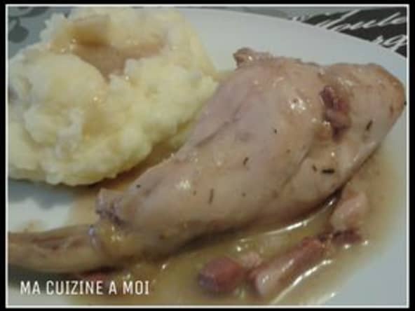 Recette du lapin au vin blanc et lardons en cocotte