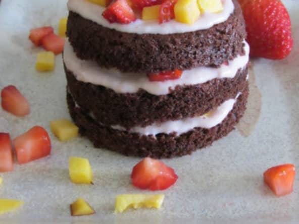 Layer cakes individuels au chocolat, fraises et nectarine