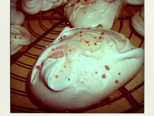 Meringues parsemées de sucre framboise