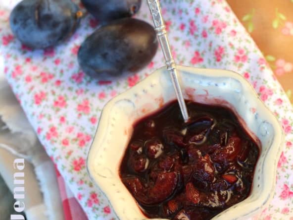 Chutney d'oignons rouges et de quetsches à l'aigre-doux