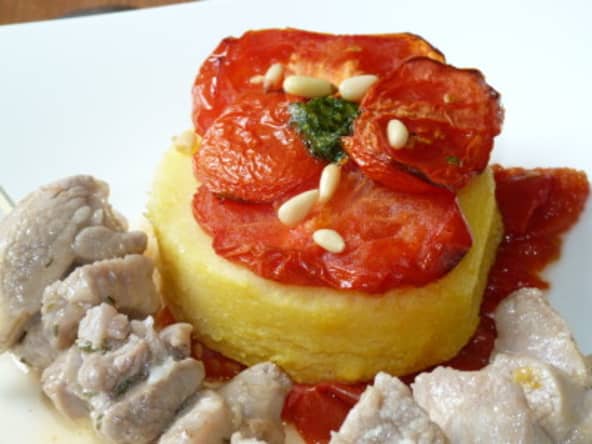 Sauté de dinde marinée, tartelettes de polenta à la provençale, compotée de tomates