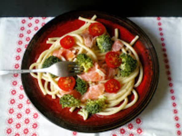 Bucatini au saumon fumé et brocolis