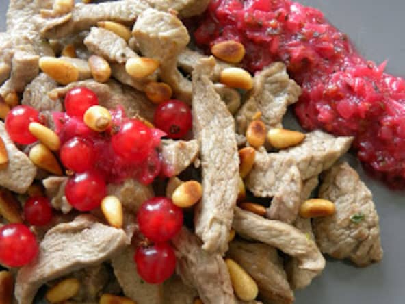 Émincés de veau aux groseilles et pignons de pin