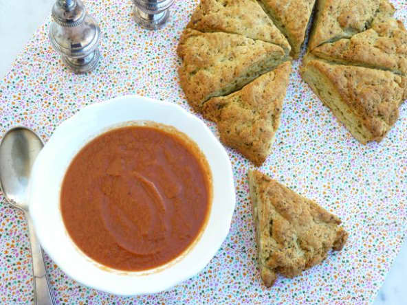 Soupe de tomates rôties et scone géant au pesto