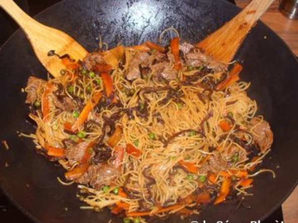 Nouilles sautées au bœuf et champignons noirs
