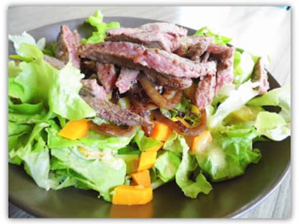 Salade tiède au boeuf et aux oignons caramélisés